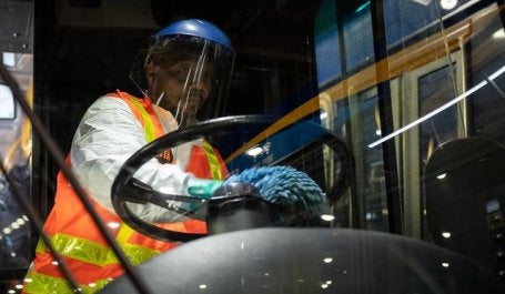 Autoridade de Trânsito de Nova York está aumentando as proteções sanitárias em ônibus, vagões de metrô e estações. Foto: MTA/Flickr