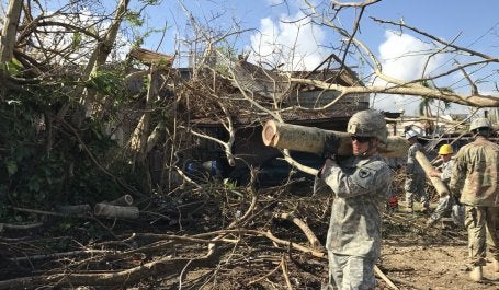 Guarda Nacional da Carolina do Sul limpa os destroços do furacão Maria em Porto Rico (Foto: Tammy Muckenfuss /  U.S. Army)