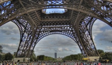 Base da Torre Eiffel, em Paris (foto: Giorgos Vintzileos/Flickr)