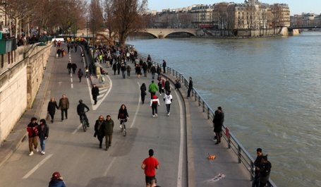 ciclistas e pedestres às margens do rio sena em paris