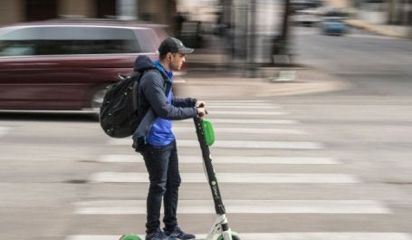Usuário de patinete em Austin, Texas (foto: James Cage/Flickr)