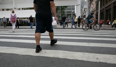 Abordagem atribui alta prioridade à proteção dos usuários vulneráveis das vias, como pedestres e ciclistas (Foto: Joana Oliveira/WRI Brasil)