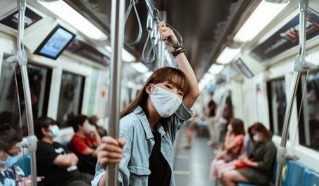 Mulher de máscara no metrô 