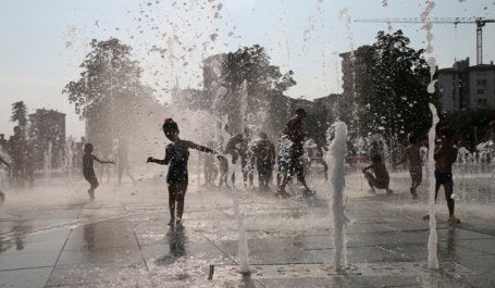 Crianças brincam em chafariz