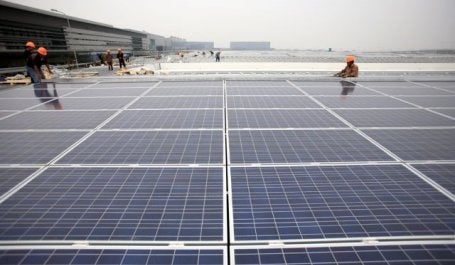 Instalação de painéis solaresm em uma estação de trem de Shangai (foto: The Climate Group/Flickr)