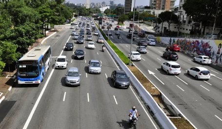 carros em avenida da cidade de São Paulo