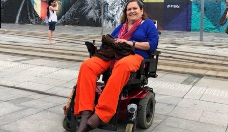 mulher cadeirante em frente a graffite