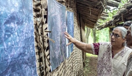 líderes comunitárias e mulheres conversam sobre projeto de restauração de paisagens durante planejamento