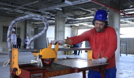 Trabalhador em serraria empregos inovação