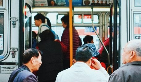 pessoas esperando para embarcar em um ônibus coletivo