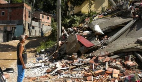 Morador observa os danos após deslizamento no Rio de Janeiro (Foto: Vitor Abdala/Agência Brasil)
