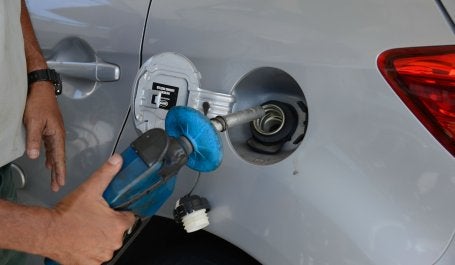Ao optar pelo carro em vez do ônibus, uma pessoa contribui com 45 vezes mais emissões de dióxido de carbono na atmosfera e 30 vezes mais de monóxido de carbono (foto: Tomaz Silva/Agência Brasil)