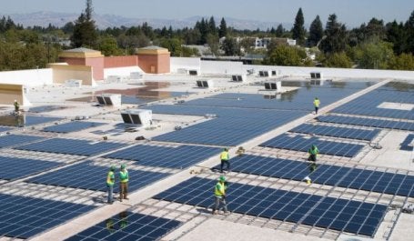 Instalação de paineis solares na Califórnia, EUA. Foto: Walmart/Flickr