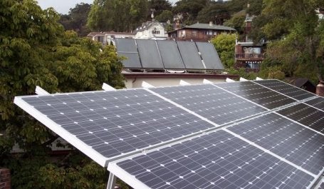 Painéis solares na Califórnia, EUA (Foto: Alfred Twu/Wikimedia Commons)