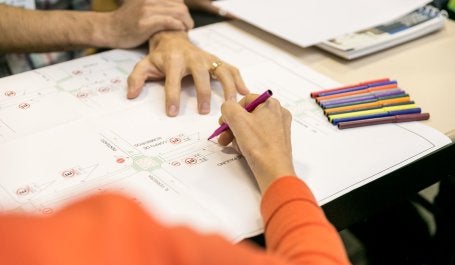 pessoas colaboram em plano de rua completa