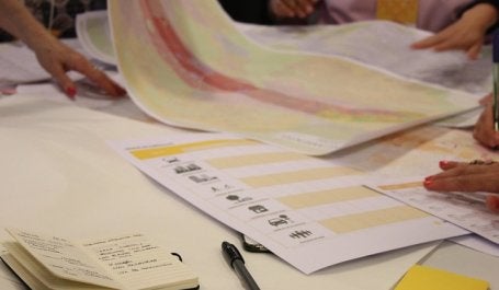 papeis, caneta e mapas sobre uma mesa (foto: Fernando Corrêa/WRI Brasil)