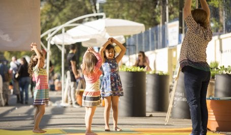 Crianças brincando em rua aberta