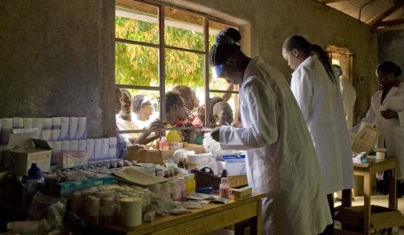 medicas em ação contra a malária no Quênia