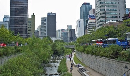 imagem de Cheonggyecheon, em Seul onde uma via expressa elevada foi demolida para a construção de um amplo espaço público de lazer