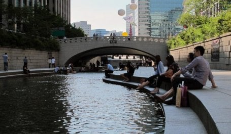 A revitalização do riacho Cheonggyecheon, em Seul, é um exemplo de projeto urbano que pode transformar uma cidade (Foto: Carlos Felipe Pardo/Flickr)