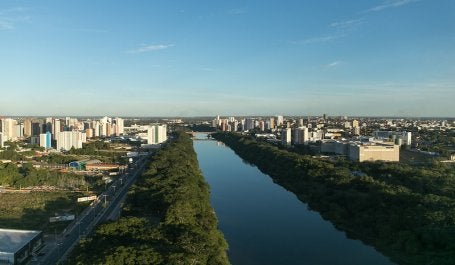cidade de Teresina com rio cercado de florestas