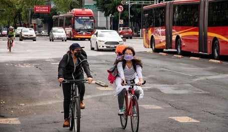 pessoas utilizam bicicleta no méxico
