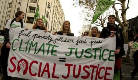 Ativistas do clima têm se mobilizado por políticas climáticas justas que abordem a inequidade sócio-econômica (foto: Andreas Link/Young FoEE)