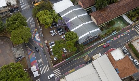vista aérea de zona 30 em entorno escolar. O asfalto foi pintado para promover comportamento mais seguro de motoristas e espaço para pedestres.
