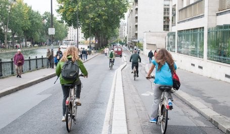 ciclistas nas ruas de Paris