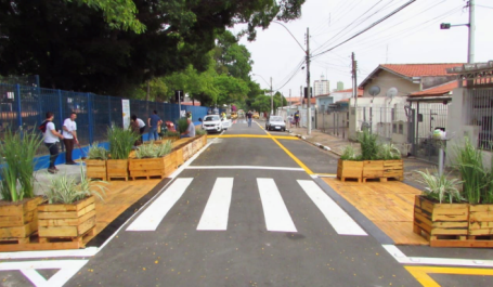 Alunos de escola foram incluídos na intervenção de urbanismo tático que, além de segurança, qualificou área com mobiliário como bancos e vasos de plantas