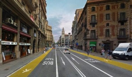imagem de rua de barcelona com calçadas estendidas para pedestres