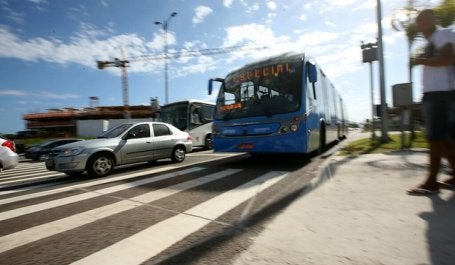 imagem de ônibus próximo a faixa de pedestres