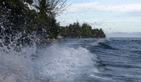 Ondas quebrando em um atol nas Ilhas Marshall (Foto: Elizabeth Kate Switaj/Flickr)