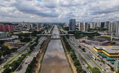 Vista aérea de São Paulo, destacando o canal e o horizonte da cidade em um dia nublado / Imagem: pexels/lpbarretojpg