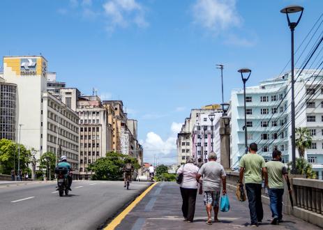 Pessoas caminham em Recife