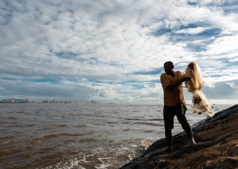 Homem jogando rede de pesca em Rio Jucu - Espírito Santo (ES) 