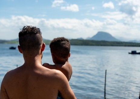 Foto representativa de clima, com um pai e seu filho observando o horinzonte na região de Santa Maria, Espírito Santo em 2021.