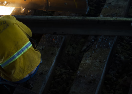 Homem realizando corte em aço em São Paulo em 2021