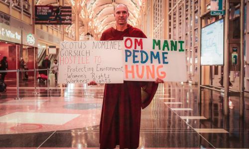 "Om Mani Padme Hung": Manifestante durante Rally para Refugiados no Aeroporto Nacional Ronald Reagan, em Washington (EUA), em fevereiro (Foto: Geoff Livingston/Flickr)