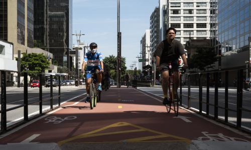 homens pedalam em ciclovia em São Paulo