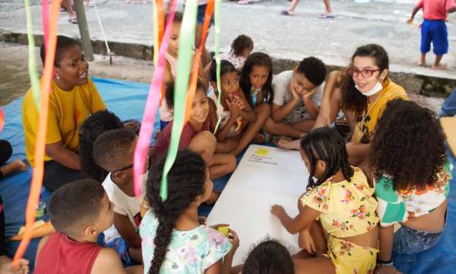pessoas, incluindo crianças, durante oficina de participação em Recife