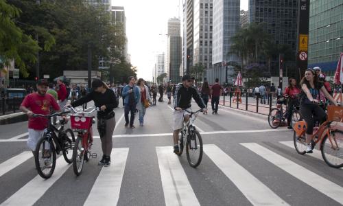 ciclistas e pedestres na avenida Paulista, em São Paulo