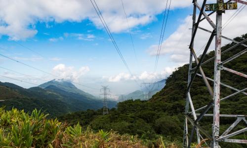 linhas de transmissão de energia em meio a floresta na região de Cubatão, Santo André, São Paulo