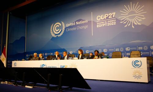 mesa mostra líderes durante negociações oficiais da COP27