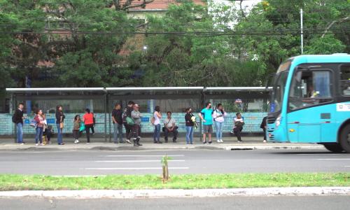 pessoas em ponto de ônibus