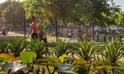 imagem mostra pessoas aproveitando parque revitalizado em barranquilla