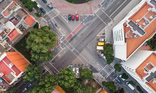vista aérea de cruzamento de ruas com ciclofaixas