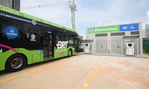 ônibus elétrico ao lado de carregador em Salvador