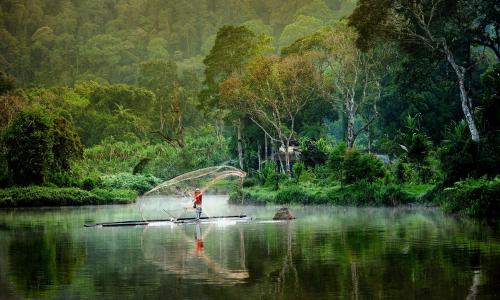 homem pesca no lago gunung na indonesia