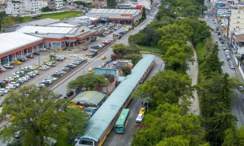 Os rios Zamora e Malacatos, protegidos por uma cobertura arborícea saudável, são a espinha dorsal do Sistema Urbano Verde, organizando a gestão da água, transporte, caminhos para pedestres e parques urbanos da cidade